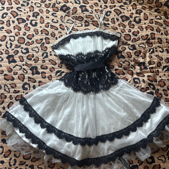 Aspeed White and Black Lace Dress - Picture 1 of 4